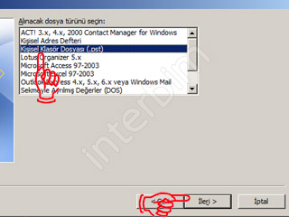 Açılan pencerede Açılan dosya türünü seçin: kısmında bulunan Kişisel Klasör Dosyası (.pst) seçeneğini seçip İleri düğmesine tıklıyoruz.