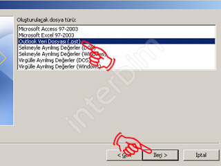 Açılan pencerede Oluşturulacak dosya türü: kısmını altında bulunan  Kişisel Klasör Dosyası (.pst) seçeneğini seçip İleri düğmesine tıklıyoruz.