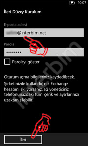Karşımıza gelen ekranda E-postamızı ve Parolamızı yazdıktan sonra İleri düğmesine dokunuyoruz.